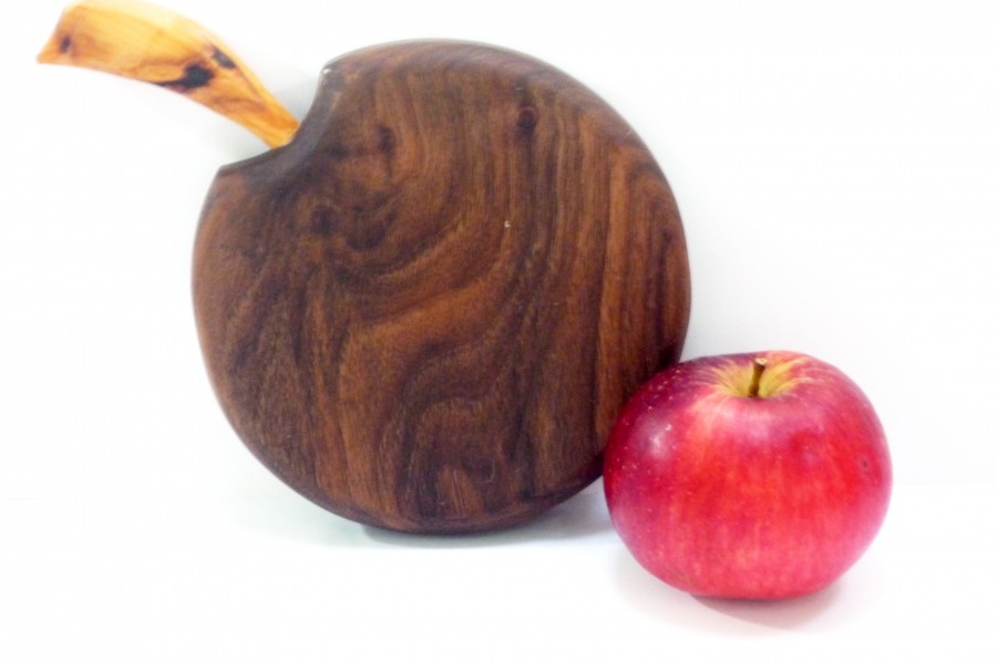 apple-shaped-wooden-chopping-board-English-walnut-Tommy-Woodpecker-Woodworks