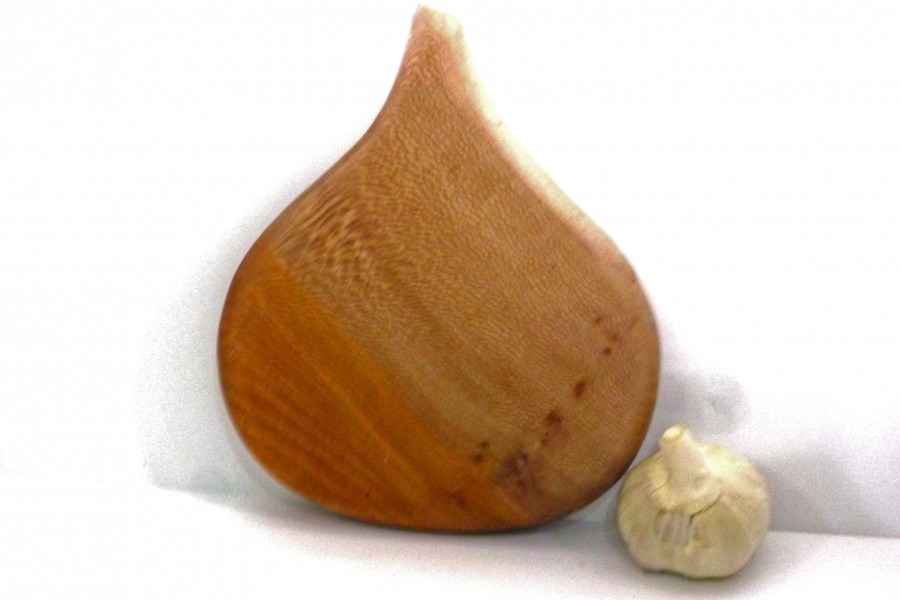 garlic-shaped-wooden-chopping-board